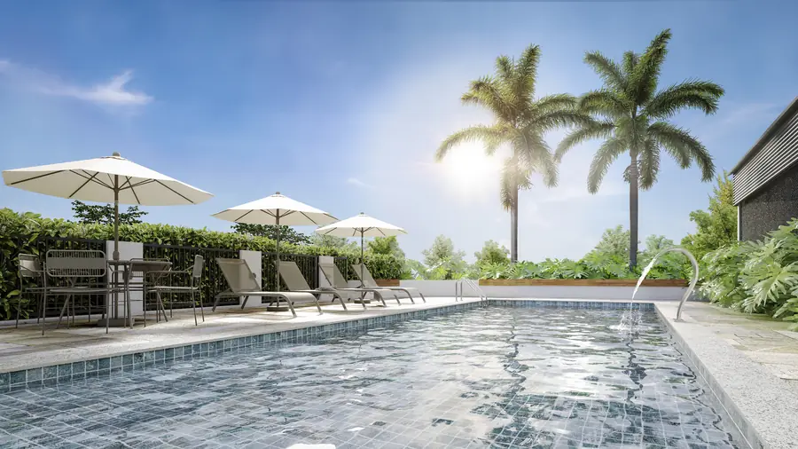 Piscina com deck, guarda-sóis e espreguiçadeiras