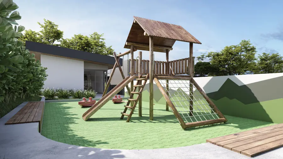 Playground com casinha de madeira e escorregador